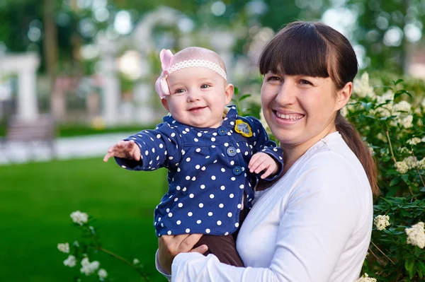 Mam en dochtertje wandelen in het park — Stockfoto