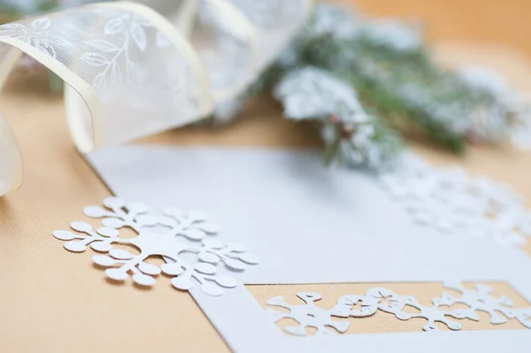 Ramos de abeto cobertos de neve e decorações de Natal com espaço para texto — Fotografia de Stock