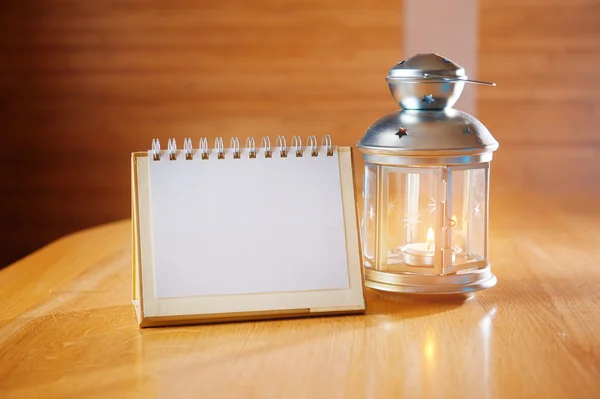 Castiçal e um caderno para anotações na mesa — Fotografia de Stock