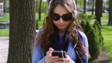 müzik bir akıllı telefon ile güzel kadın