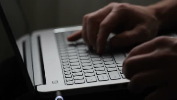 Человек печатает на клавиатуре ноутбука крупным планом — стоковое видео