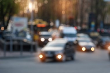akşam şehre sokak araba araba. bulanık odak