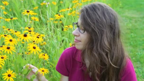 Outdoor Portret van jonge mooie modieuze vrouw poseren in de buurt van bloemen — Stockvideo