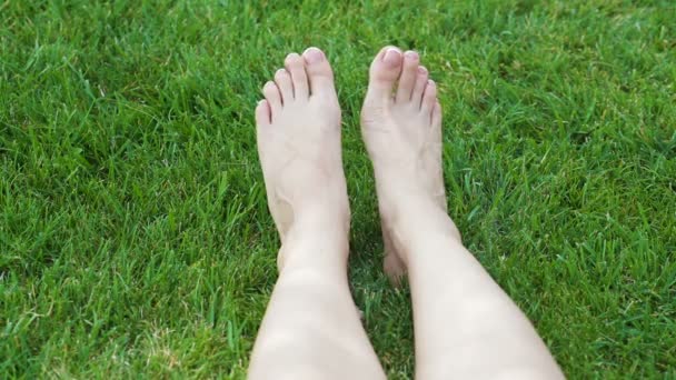 Primo piano di piedi femminili con pedicure francese bianca su unghie — Video Stock