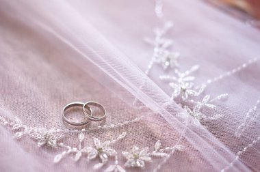 altın yüzük gelin ve damat peçe üzerinde