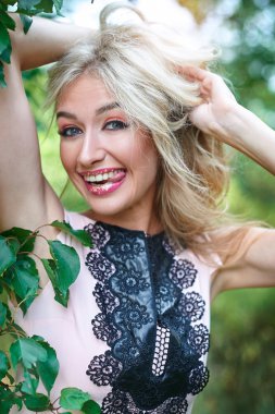 güzel genç kadın parkta poz makyaj ile