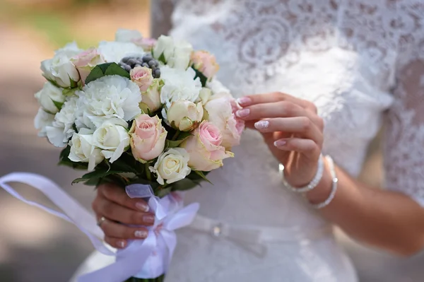 La mariée tient bouquet de mariée lumineux belle — ストック写真