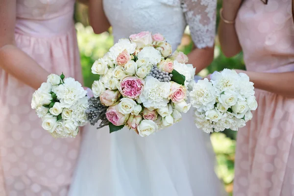 Невеста держит красивый яркий свадебный букет — стоковое фото