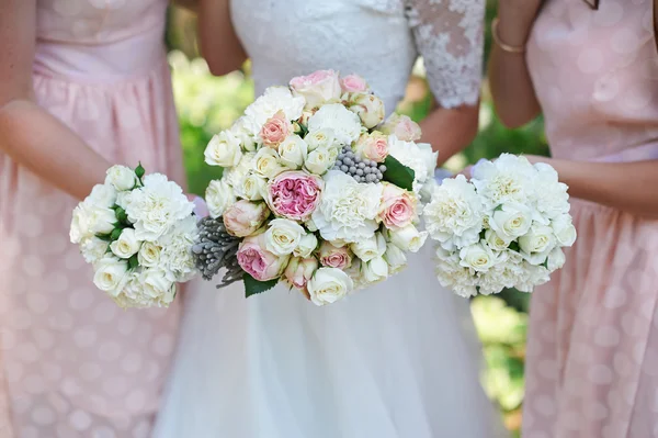 Noiva está segurando lindo buquê de casamento brilhante — Fotografia de Stock