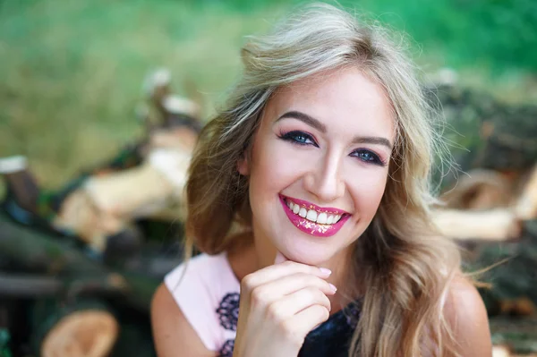 Schöne junge Frau mit Make-up posiert im Park — Stockfoto