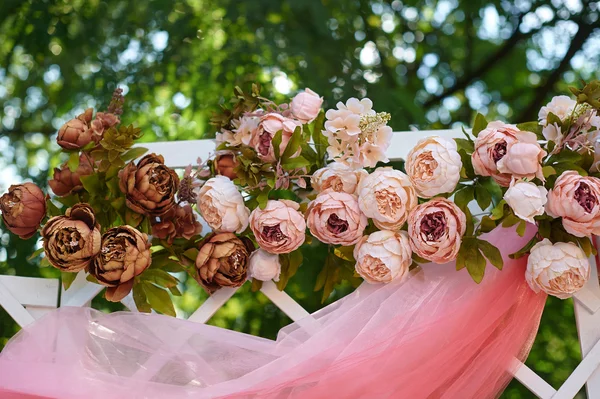 Vackert blommade bröllop arch för ceremonin — Stockfoto