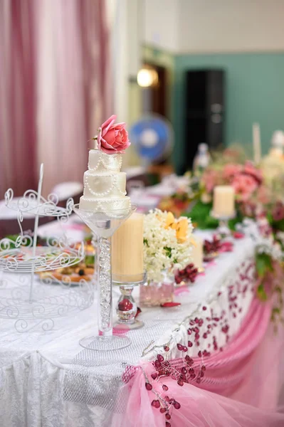 Mesa de casamento lindamente decorado de noiva e noivo — Fotografia de Stock