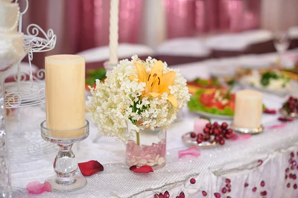 Mesa de casamento lindamente decorado de noiva e noivo — Fotografia de Stock