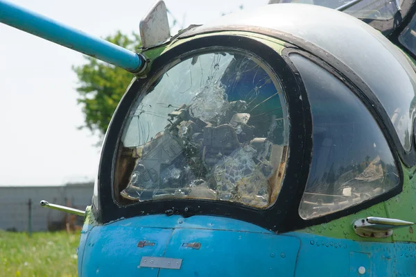 Gebroken voorruit vanuit de oude helikopter — Stockfoto