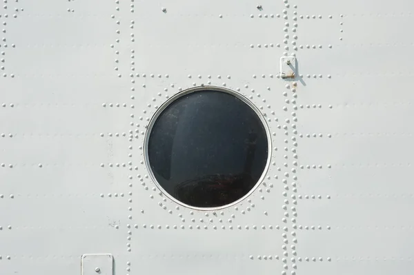 Close-up fotografado de metal tapume e pórtico em avião militar em cinza — Fotografia de Stock