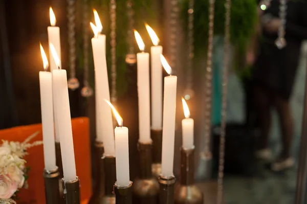 Scena di candele, candele con decorazioni natalizie — Foto Stock