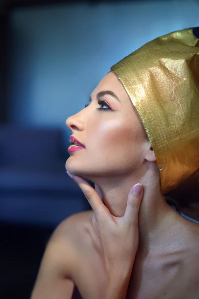Bela jovem com maquiagem no estilo egípcio — Fotografia de Stock