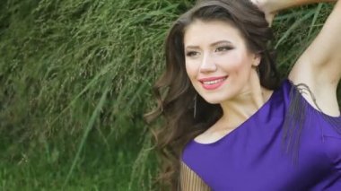 genç güzel kadın bir parkta poz