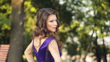 genç güzel kadın parkta yürüyor