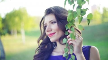 genç güzel kadın bir parkta poz