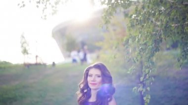 genç güzel kadın parkta yürüyor