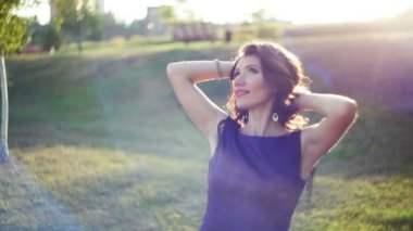 genç güzel kadın bir parkta poz