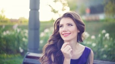 genç güzel kadın bir parkta poz