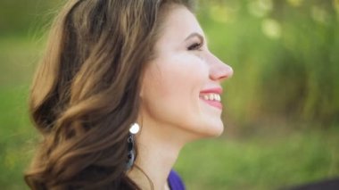 genç güzel kadın bir parkta poz