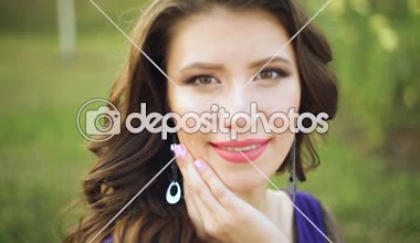 genç güzel kadın bir parkta poz