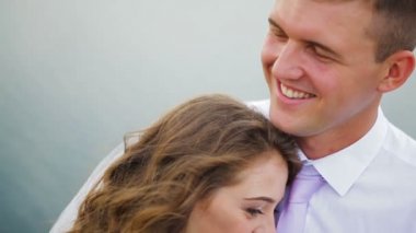 zarif şık bir göl arka plan üzerinde mutlu güzel esmer gelin damat