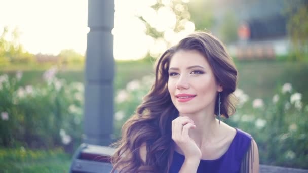 Jonge mooie vrouw poseren in een park — Stockvideo