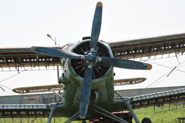 Havaalanında eski uçak pervane