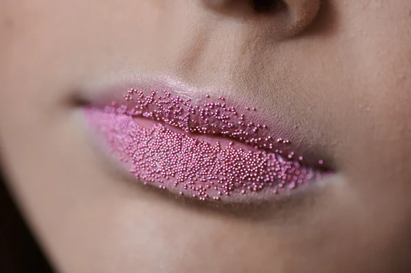 Hermosos labios femeninos maquillaje de moda —  Fotos de Stock