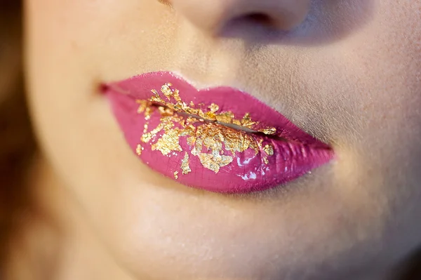 Bibir gloss merah glamor bergerak naik — Stok Foto