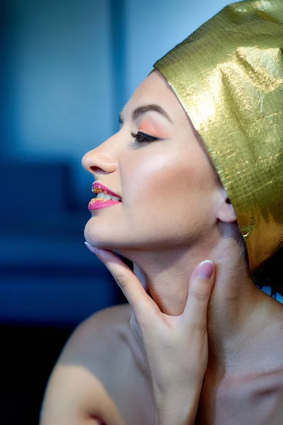 Bela jovem com maquiagem no estilo egípcio — Fotografia de Stock