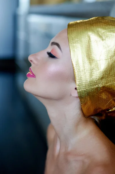 Красивая девушка с макияжем в египетском стиле — стоковое фото
