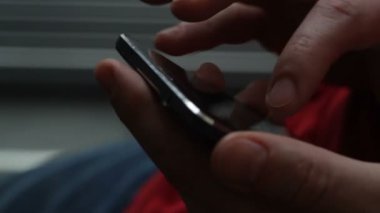 Portre, A iş Mans el kullanarak cep telefonu pencere yakınındaki