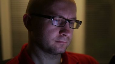 Genç adam smartphone ofisinde kullanılan