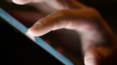 Portre, A iş Mans el kullanarak cep telefonu pencere yakınındaki