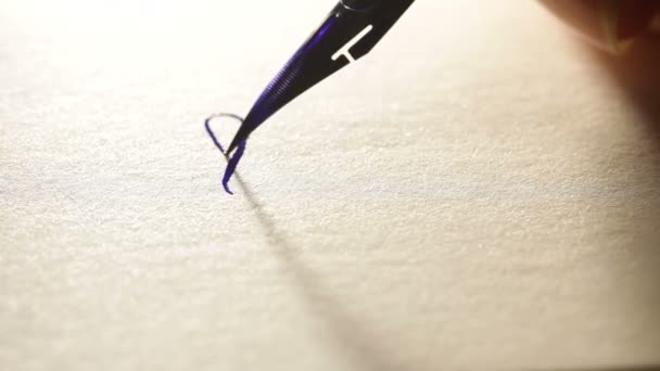 main féminine écrit un stylo signes calligraphiques 