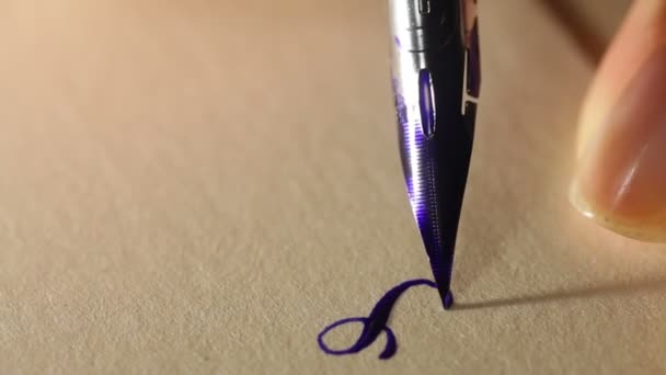 main féminine écrit un stylo signes calligraphiques 