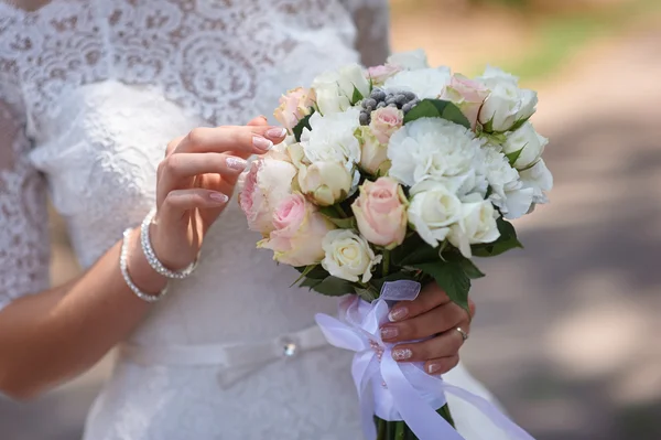Невеста с красивым свадебным букетом — стоковое фото