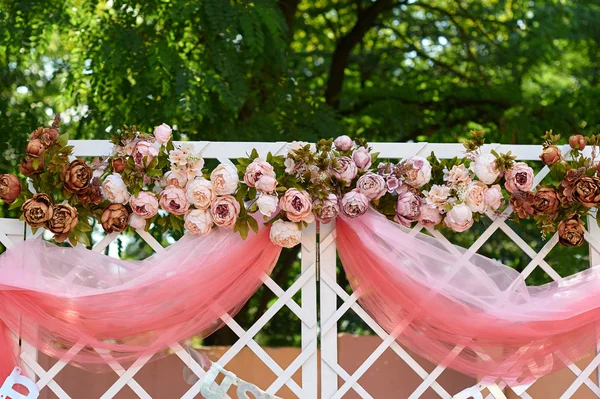 Arco nuziale decorato con fiori in giardino per la cerimonia — Foto Stock