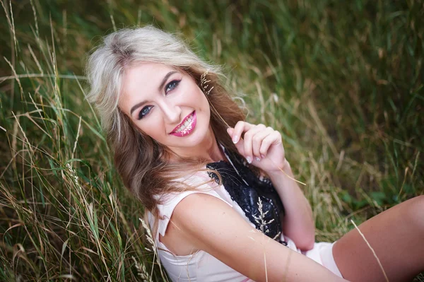 Beautiful young woman posing in a summer park — Stock Photo, Image