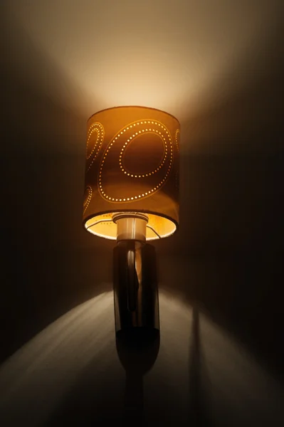 Lámpara de pared incluida en el dormitorio por la noche — Foto de Stock