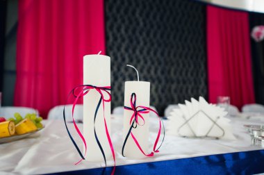 bir restoranda masada iki mum