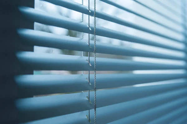 Persianas de plástico cerradas en la ventana con el reflejo —  Fotos de Stock