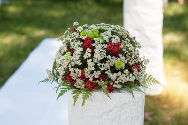 Düğün buket kırmızı gül çiçek antik tuvalet Masası üzerinde