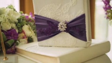 Şerit ve diğer öznitelikleri ile bağlı bir yastık üzerinde iki alyans