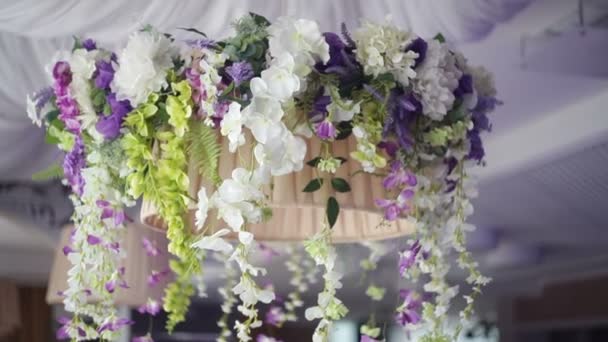 Decoração de flores no restaurante para um jantar de casamento — Vídeo de Stock